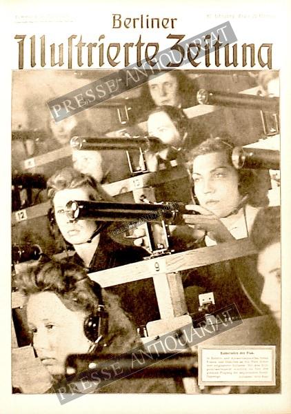 Kameraden an der Flak. In Befehls- und Auswertungsstellen treten Frauen und Mädchen an der Platz bisher dort eingesetzter Soldaten. Mit dem Bildpunktwerfgerät ermitteln sie hier den genauen Flugweg der angreifenden Feindflugzeuge. Aufnahme: Willi Ruge